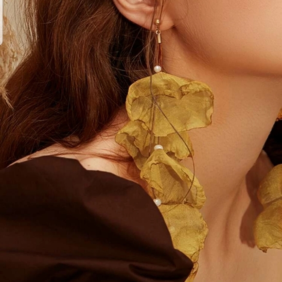 *Layla* Flower Petal Earrings - Picture 5 of 7